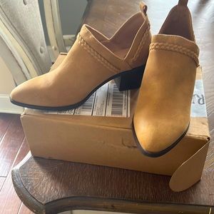 Women shoes size 9. New in box